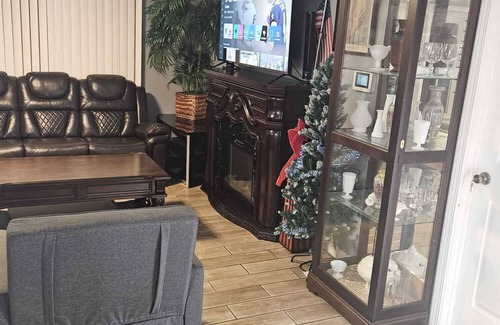 Reynoldsburg House | GUEST-HOUSE #1: Charming 4-bedroom house with AC and Wi-Fi in Reynoldsburg