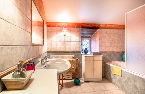 Landevieille Bed & Breakfast | Guest House 'Chambre Est' with Shared Garden and Wi-Fi