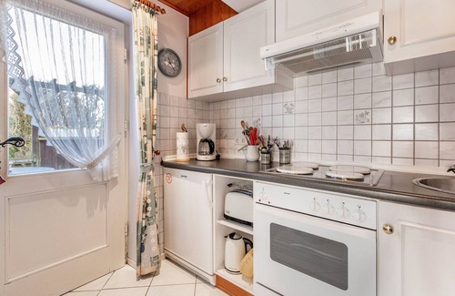 Bredstedt House | Guest House 'Ferienwohnung 3 Erdgeschoß' with Private Garden and Wi-Fi