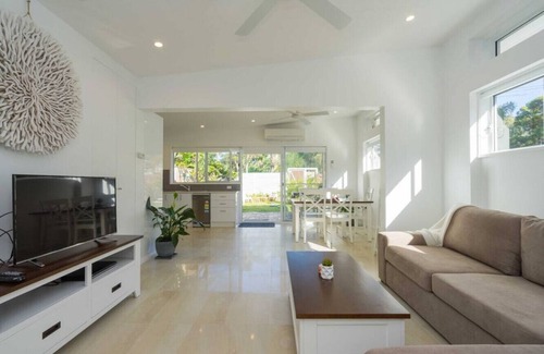 Palm Beach House | Guest House in Central Palm Beach