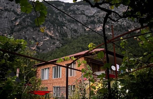 Tsageri House | Guest House Oasis - Tvishi