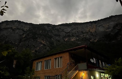 Tsageri House | Guest House Oasis - Tvishi