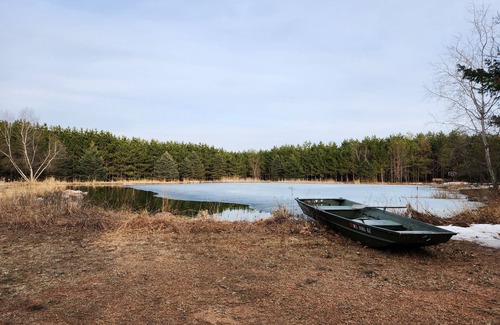 Amherst Cottage | Guest house on secluded 120 acre property minutes from Chain 0' Lakes