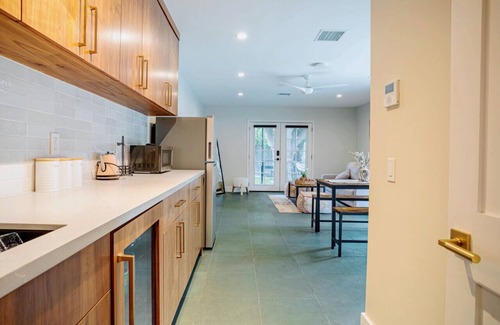 Sherman Oaks House | guest house private entry patio garden