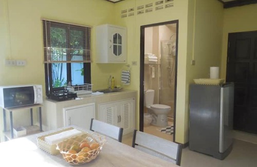 Ratsada House | Guest House, shared pool, private bathroom and kitchen