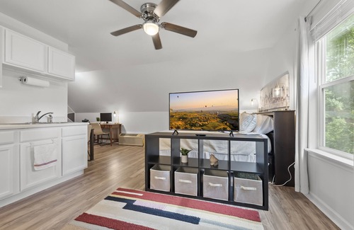 Austell Apartment | Guest House Studio + Bonus Space - 30Days+ Ok! King Bed, Fast Wi-fi, Quiet Area!