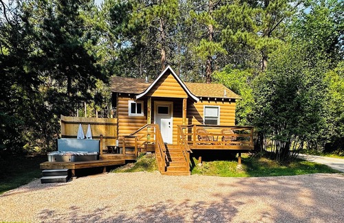 Rapid City Cabin | Guest House Studio Cabin w/Hot Tub and Beautiful Views.
