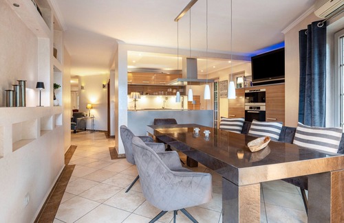 Bergedorf House | Guest House 'Traumhaus' with Private Terrace, Wi-Fi and Air Conditioning