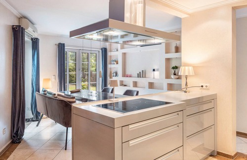 Bergedorf House | Guest House 'Traumhaus' with Private Terrace, Wi-Fi and Air Conditioning