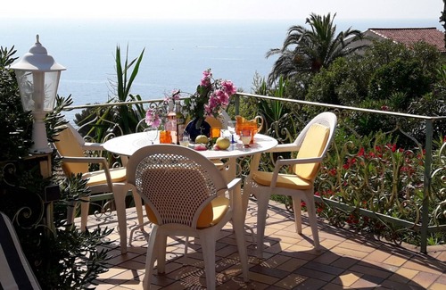 Espero-Pax Villa | Guest House with Spectacular Views - 5 min from the beach!