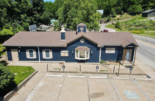 Hannibal Cottage | Guest House with a River View, located downtown Hannibal, MO—- No Cleaning Fee