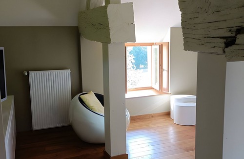 Beaumont-sur-Grosne Bed & Breakfast | Guest Room 'Tilleul' with Shared Pool, Shared Terrace and Wi-Fi