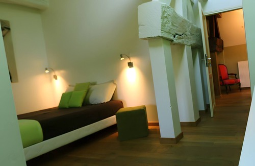 Beaumont-sur-Grosne Bed & Breakfast | Guest Room 'Tilleul' with Shared Pool, Shared Terrace and Wi-Fi