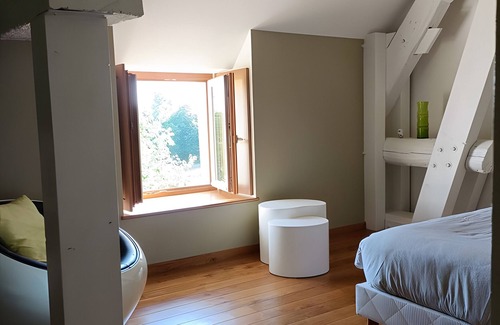 Beaumont-sur-Grosne Bed & Breakfast | Guest Room 'Tilleul' with Shared Pool, Shared Terrace and Wi-Fi