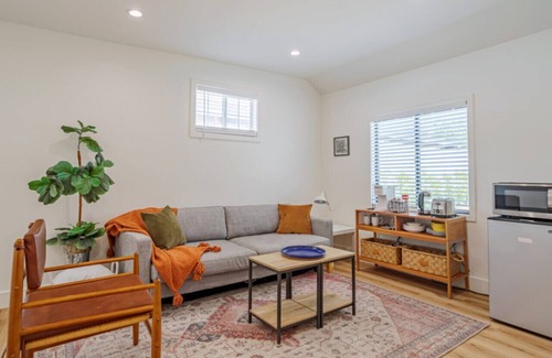Valley Glen House | Guest Studio Universal private entry