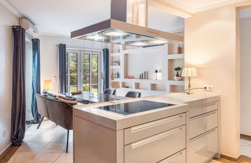 Bergedorf House | Guesthouse 'Dream House' with Private Terrace, Wi-Fi, and Air Conditioning