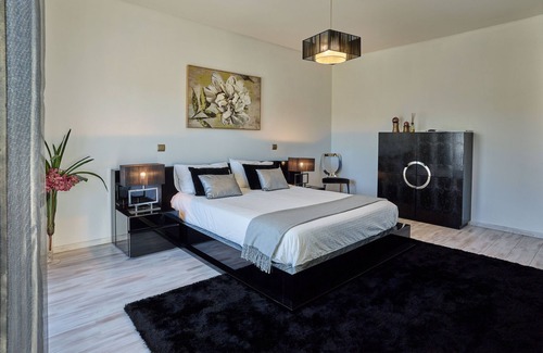Leiria House | Guesthouse equipada com 4 quartos com WC privativo, piscina aquecida e jacuzzi.