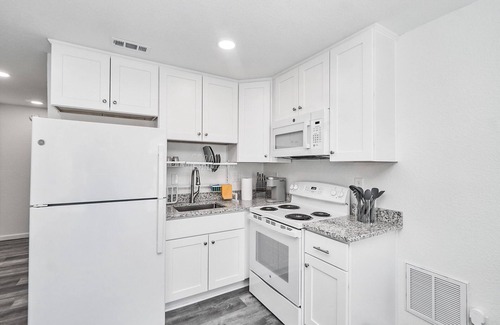 Norfolk - Virginia Beach Apartment | Guesthouse in ideal location with private entrance
