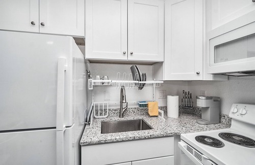 Norfolk - Virginia Beach Apartment | Guesthouse in ideal location with private entrance