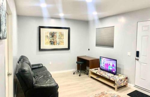 Santa Ana Apartment | Guesthouse near Disney, Walmart with private parking