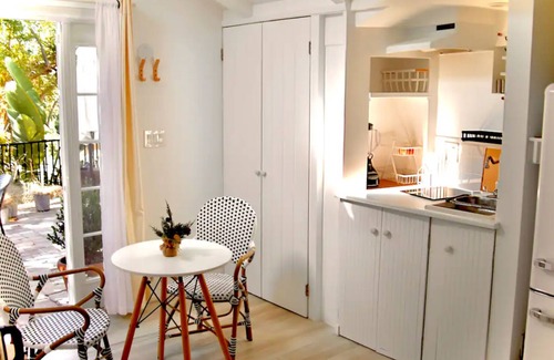 Sherman Oaks Apartment | Guesthouse w Private Patio /Beautiful Views /Walk to Dining and Shopping