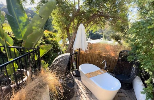 Sherman Oaks Apartment | Guesthouse w Private Patio /Beautiful Views /Walk to Dining and Shopping