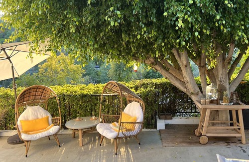 Sherman Oaks Apartment | Guesthouse w Private Patio /Beautiful Views /Walk to Dining and Shopping