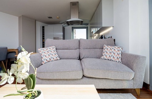 St. Mary's Park Apartment | GuestReady - 2BR in Battersea with Balcony