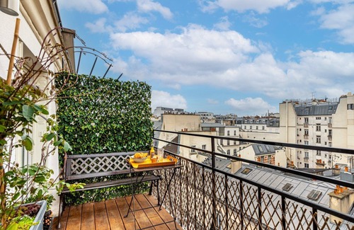 Quartier du Faubourg-Montmartre Apartment | GuestReady - Balcony Apt Stay