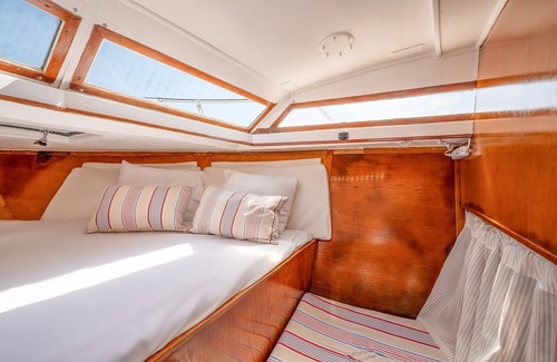 Parque das Nacoes Boat Rental | GuestReady - Corleone boat in Parque das Nações