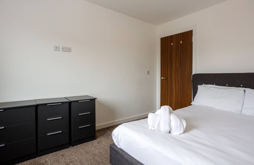 Wigan Apartment | GuestReady - Modern 2BR Flat in MCR