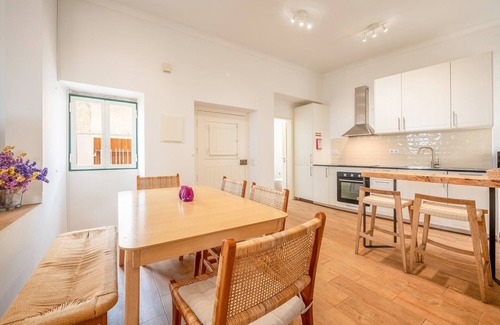 Almocageme House | GuestReady - Romantic nook in Adraga
