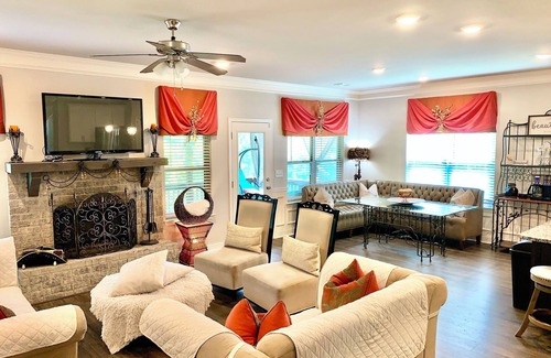 Buford House | Guests Fav! Hidden Hills Retreat with soothing hot tub and high speed internet!