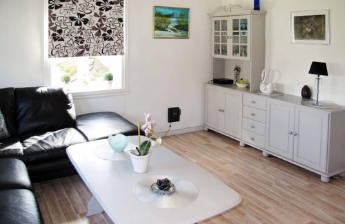 Tysnes House | Gulehuset by Interhome