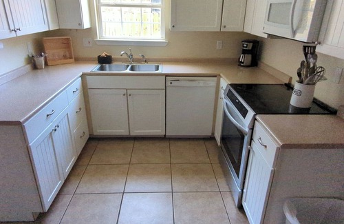 Mary Esther House | Gulf Coast Getaway Home-3 bed, 7m walk to bay beach and pier