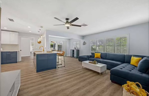 Laurel House | Gulf Coast Paradise: 3/2 Beach Retreat with Pool & Family Amenities