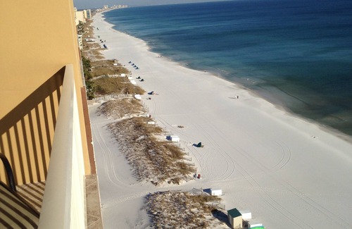 Destin Condo | GULF FRONT. AMAZING VIEWS! 3 Pools! ON THE BEACH! Tiki BarnLOCATION