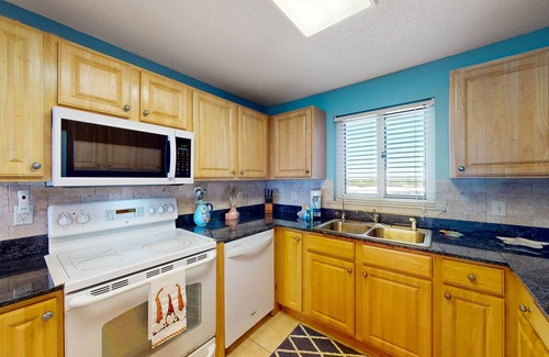 Ono Island Condo | Gulf-front condo with balcony, amazing beach view, pools, & hot tub