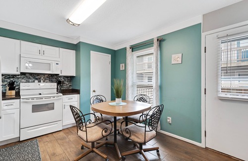 Gulf Shores Condo | Gulf Shores Condo- Just a few short steps to the beach