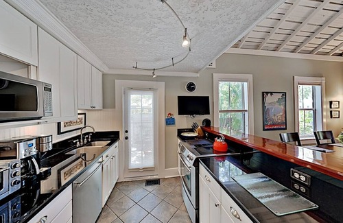 Gulfport House | Gulfport Historic Waterfront Art District - Walk to Dining & Beach