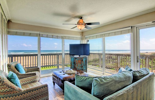 Corpus Christi Condo | Gulfstream Condos Unit 218 | Beachfront Corner Unit | Amazing View
