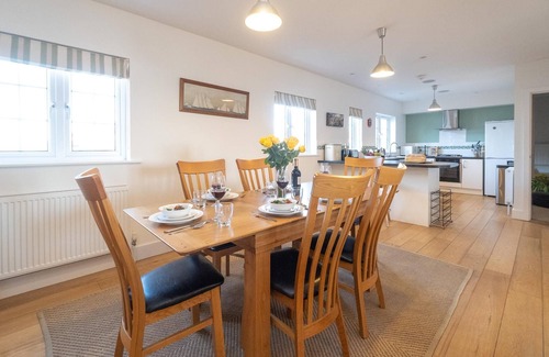 Aldeburgh Cottage | Gun Lodge - sleeps 6 guests in 3 bedrooms