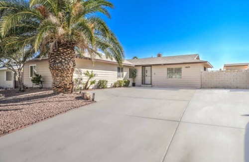 Spring Valley House | Gunderson: Extended Stay w Pool, 10 Min to Strip