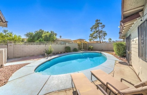 Spring Valley House | Gunderson: Extended Stay w Pool, 10 Min to Strip