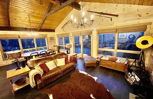Windham House | *GUT RENO 4 Season Nirvana*Hot Tub*WiFi*Fire Pit*Fireplace*Windhm Mtn View*2BBQs