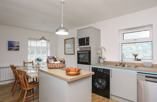 Llanbedrog Cottage | GWEN Y WAWR, pet friendly, with a garden in Llanbedrog