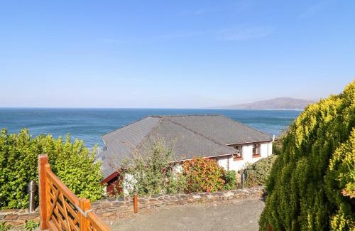 Llwyngwril House | Gwylanod