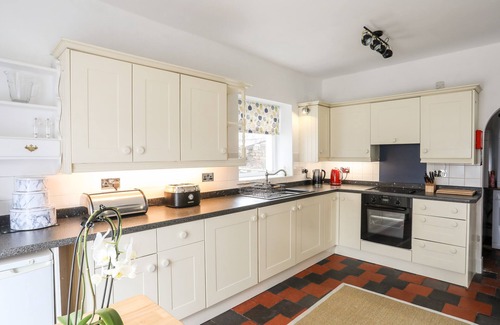 Criccieth Cottage | GWYNLE - CRICCIETH, pet friendly in Criccieth
