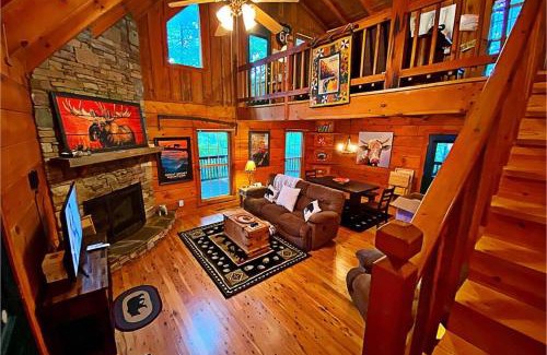 Little Creek Falls House | GYPSY ROAD - Privacy! Log Cabin with Hot Tub, WiFi, DirecTV and Arcade