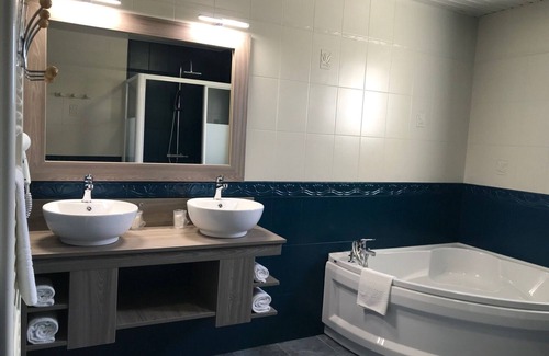 Le Val-Saint-Pere Hotel | Hôtel Les 13 Assiettes